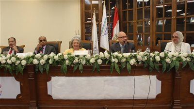جامعة عين شمس تفتتح فعاليات الملتقي البيئى السنوى الأول لكلية الآداب 