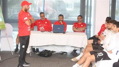 محاضرة فنية للاعبي منتخب الشباب قبل مواجهتي عمان (صور)