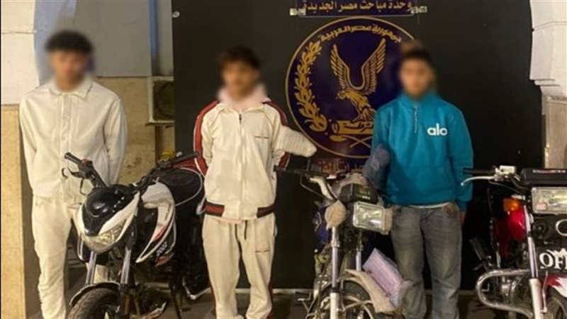ضبط 3 أشخاص لأداء