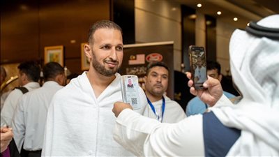 استقبال أولى رحلات الحج السياحي البري في مكة بالورود والهدايا ومياه زمزم