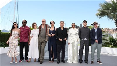 لجنة تحكيم مهرجان كان السينمائى فى جلسة تصوير على هامش فعاليات الافتتاح