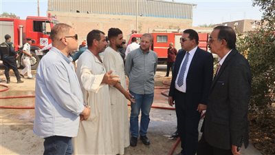 محافظ سوهاج ومدير الأمن يتابعان تداعيات حريق مصنع حلج أقطان بطهطا