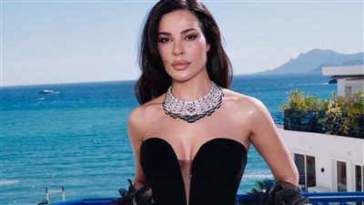 نادين نجيم تتألق بإطلالة استثنائية بالأسود في مهرجان كان (صور)