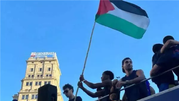 صحف إسرائيلية تهاجم لامين يامال بعد رفعه علم فلسطين خلال الاحتفال بلقب الدوري الإسباني