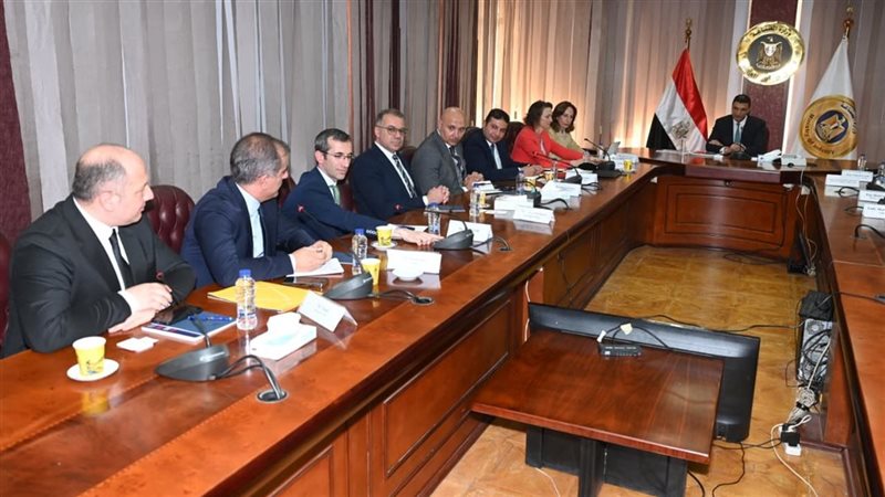 لقاء وزير الصناعة