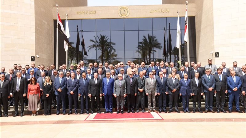 وزير العدل مع القضاة،