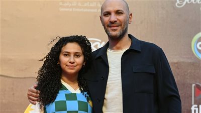 بدء توافد أبطال فيلم أسد علي السجادة الحمراء بالعرض الخاص (فيديو)