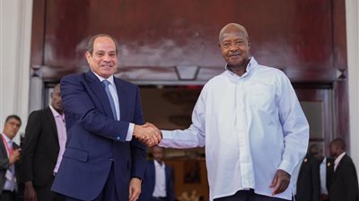 3 صور ترصد زيارة السيسي للقصر الرئاسي بمدينة عنتيبي ولقاء نظيره الأوغندي