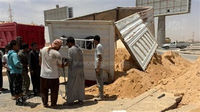 انقلاب سيارة نقل ثقيل محملة بالرمال على الطريق الدولي في قرية الزيات بمطروح