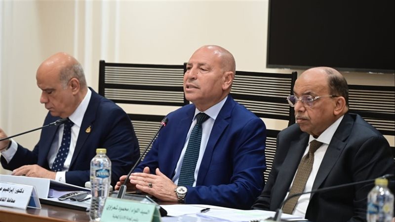 محافظ القاهرة باجتماع
