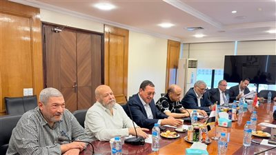  رئيس شعبة الأحذية باتحاد الصناعات يبحث تحديات القطاع مع شيوخ المهنة 