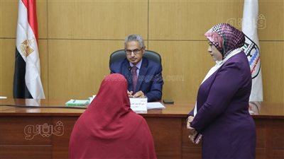 محافظ بني سويف يبحث شكاوى وطلبات المواطنين ويوجه بصرف إعانة عاجلة لسيدة ومريض