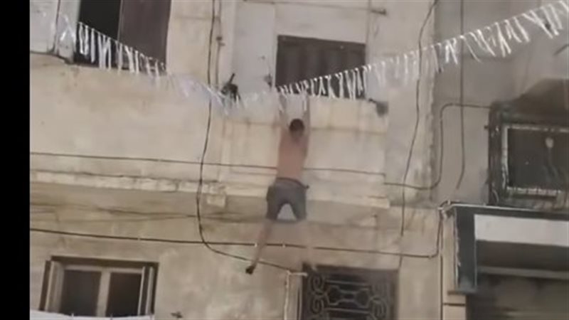 كاد يفقد حياته أثناء
