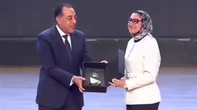 تكريم محافظ الوادي الجديد من رئيس الوزراء خلال احتفالية 
