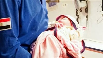في منطقة نائية، مسعف وفني قيادة يساعدان سيدة بدوية على الولادة داخل الإسعاف