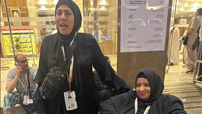 دعوات سنوات تحققت في مكة، مشاهد إنسانية مؤثرة لحاجة من ذوي الهمم داخل بعثة القرعة