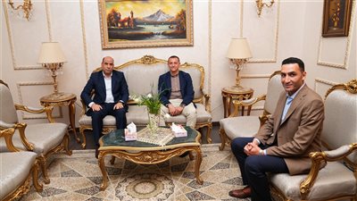 محافظ أسوان يستقبل وزير العمل بالمطار استعدادًا لجولة ميدانية بمحافظات الصعيد