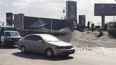 انقلاب مقطورة محملة بالزلط علي الطريق الزراعي بالقليوبية