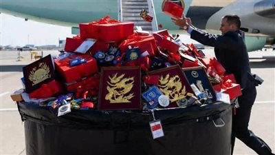 مشاهد صادمة، الوفد الأمريكي يلقي الهدايا الصينية في سلة المهملات ومراقبون يكشفون السبب (فيديو)