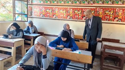 وكيل التعليم بقنا يتابع امتحانات نهاية العام الدراسي (صور)