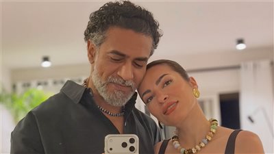 محمد علاء يحتفل بعيد زواجه الـ17 في أجواء رومانسية 