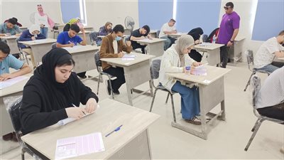 طلاب برامج اللغات بكلية التجارة الدولية يؤدون الامتحانات بجامعة الإسماعيلية
