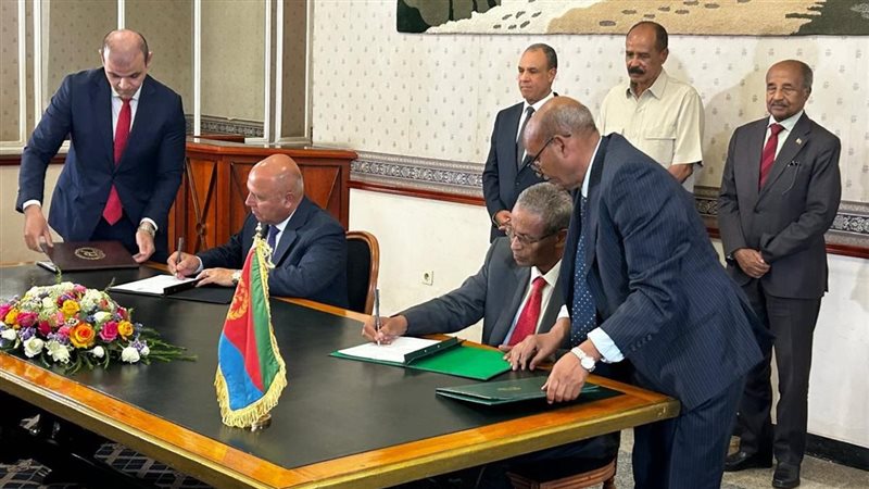 لحظة توقيع الاتفاقية،