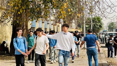 فرحة لطلاب ثانية ثانوي بالجيزة لسهولة الكيمياء والجغرافيا (فيديو) 