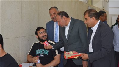نائب رئيس جامعة الأزهر يوزع المياه والبسكويت على الطلاب في امتحانات طب أسنان أسيوط