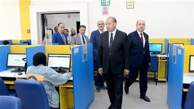 رئيس جامعة المنصورة يتفقد لجان الامتحانات بكليتي الهندسة وطب الأسنان