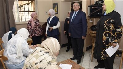 نائب رئيس جامعة عين شمس للتعليم والطلاب يتفقد امتحانات الفصل الدراسي الثاني بكلية البنات