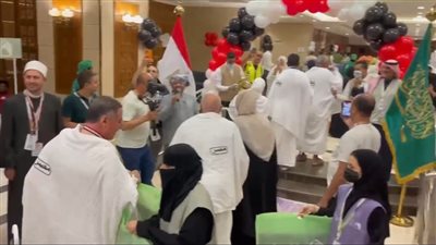 استقبال حجاج القرعة بالأراضي المقدسة بالأناشيد الدينية وتزيين المكان احتفالا بوصولهم (فيديو)