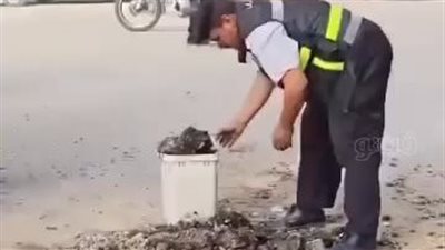 أمين شرطة بالشرقية يبادر بالتخلص من مخلفات الأسفلت تفاديا لحوادث الطريق (صور)