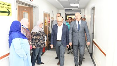 رئيس جامعة القناة يتفقد مركز علاج الأورام والطب النووي 