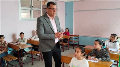 وكيل وزارة التعليم بدمياط يجري جولة ميدانية لمتابعة امتحانات النقل بالزرقا