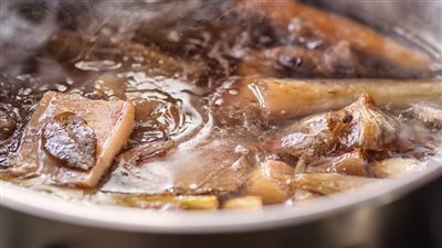 طريقة عمل شوربة عظم البقر بمذاق لا يقاوم