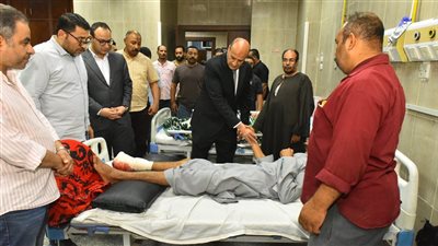 محافظ أسيوط يزور مصابي حادث إطلاق النار في أبنوب ويوجه بتوفير الدعم النفسي لهم ولذويهم