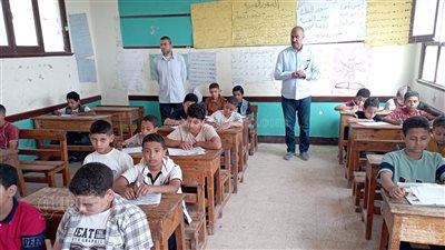  محصلش، معلم بني سويف المحال للتحقيق لحيازته هاتفًا بلجنة امتحانات يرد على صفحات الإخوان (فيديو) 