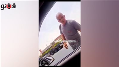 قال له نزلني هنا، سائق ميكروباص يعتدي بالضرب على مُسن صائم ويبكيه (فيديو) 