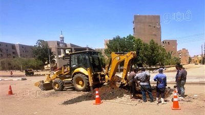 محافظ أسوان يوجه بتكثيف أعمال الصيانة والتطهير بشبكات الصرف الصحي (صور)