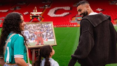رفقة ابنتيه في أنفيلد، محمد صلاح ينشر صورا جديدة قبل وداع جماهير ليفربول 