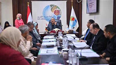 رئيس مياه القناة يستعرض الموقف التنفيذي للمشروعات التنموية بمحافظات الإقليم