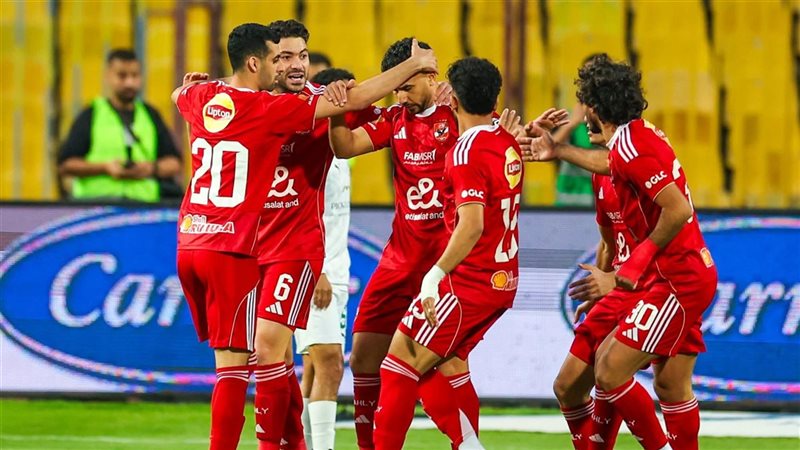 جماهير الأهلي تهاجم اللاعبين بعد خسارة الدوري: "اللي يغور يغور الكورة  للجمهور" (فيديو)