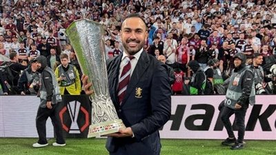 أحمد المحمدي يحتفل مع أستون فيلا بكأس الدوري الأوروبي