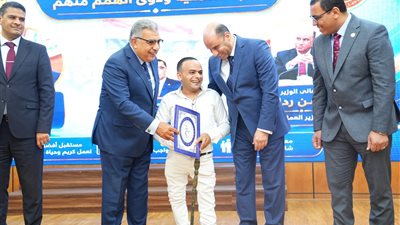 وزير العمل ومحافظ الدقهلية يسلمان عقود عمل للشباب وذوي الهمم