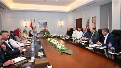 محافظ جنوب سيناء يبحث مع المطورين العقاريين بشرم الشيخ جهود حل أزمة الإسكان 