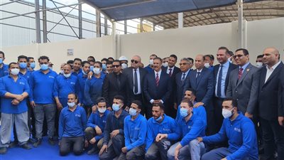 محافظ الدقهلية ووزير العمل يتفقدان عددا من المصانع بجمصة (فيديو وصور)