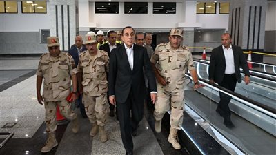 مدبولي يستقل الأتوبيس الكهربائي المخصص للموظفين من أمام مقر مجلس الوزراء (صور) 