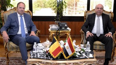 وزير الطيران المدني يبحث مع سفير بلجيكا تعزيز الربط الجوي بين البلدين