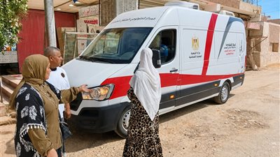 انطلاق سيارة المركز التكنولوجي المتنقل بشوارع الخارجة لاستخراج تراخيص المحال التجارية 